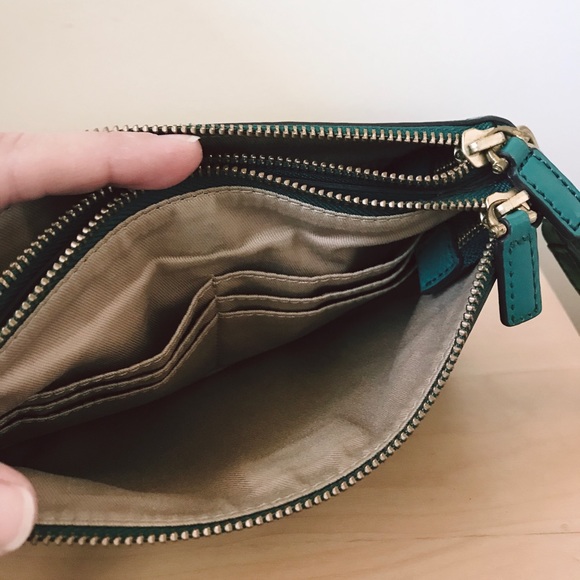 Fossil Leather. Teal green zipper crossbody. - Picture 7 of 8